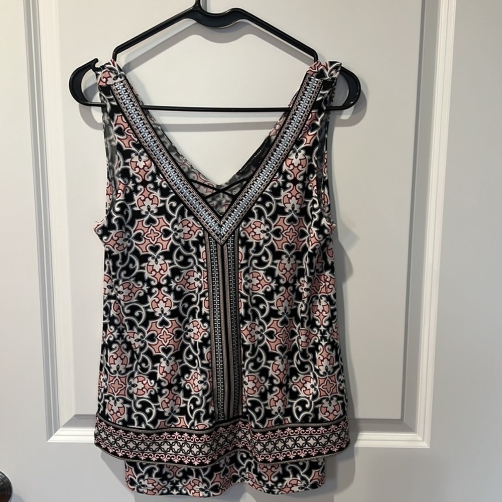 XS White House Black Market Double V neck Embroidered Tank